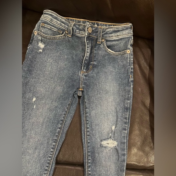 High-Rise Skinny Ankle Jeggings and blue cotton T with embroidered stars. - Picture 4 of 13